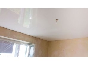 Бесшовный глянцевый натяжной потолок на кухню 9,7 м2