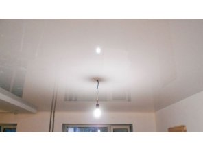 Бесшовный глянцевый натяжной потолок в гостиную 20,7 м2