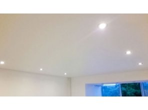 Бесшовный сатиновый натяжной потолок в спальне 14,2 м2