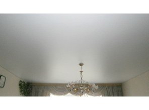 Бесшовный матовый натяжной потолок в спальню 10,2 м2