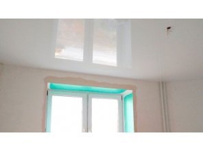 Бесшовный глянцевый натяжной потолок в спальню 13,3 м2