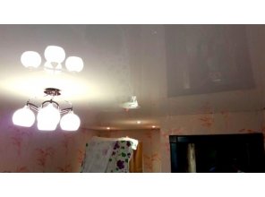 Бесшовный матовый натяжной потолок в гостиную 15,6 м2