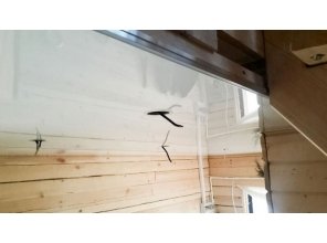 Глянцевый натяжной потолок в деревянном доме 9,6 м2