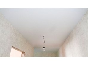 Бесшовный матовый натяжной потолок в прихожей 16,8 м2