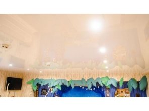 Глянцевый натяжной потолок в офис 30,6 м2