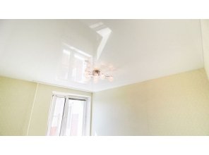 Бесшовный глянцевый натяжной потолок в спальню 9,9 м2