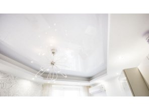 Бесшовный глянцевый натяжной потолок на кухню 7,8 м2