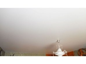 Матовый натяжной потолок в спальню 21,2 м2