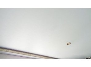 Стилизованный натяжной потолок для зала 30,3 м2