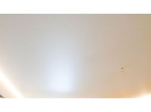 Парящий натяжной потолок в гостиную 14,7 м2