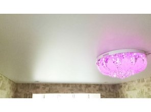 Бесшовный сатиновый натяжной потолок в гостиную 16,7 м2