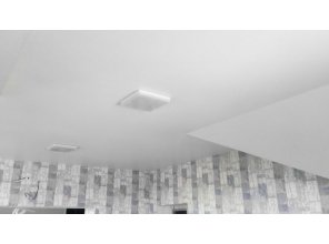 Бесшовный матовый натяжной потолок в деревянном доме 16,7 м2