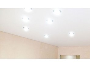 Бесшовный сатиновый натяжной потолок в спальне 15,6 м2