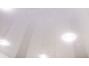 Бесшовный глянцевый натяжной потолок в ванную комнату 4,7 м2
