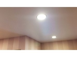 Бесшовный сатиновый натяжной потолок в прихожей 9,6 м2