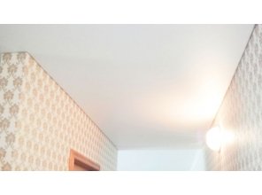 Бесшовный матовый натяжной потолок в прихожей 9,5 м2