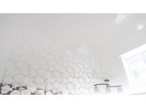 Бесшовный глянцевый натяжной потолок в спальню 14,9 м2