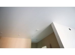 Бесшовный матовый натяжной потолок в квартиру 20,2 м2