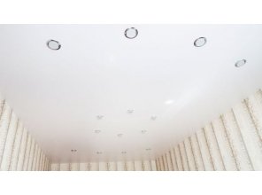Бесшовный сатиновый натяжной потолок в спальне 17,4 м2