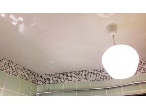 Бесшовный глянцевый натяжной потолок в ванную комнату 2,7 м2