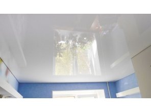 Бесшовный глянцевый натяжной потолок в детскую 9,8 м2