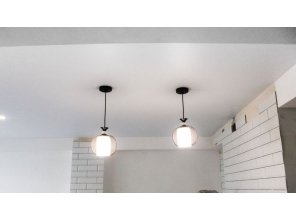 Бесшовный матовый натяжной потолок на кухню 10,6 м2