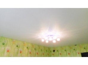 Бесшовный матовый натяжной потолок на кухню 14,3 м2