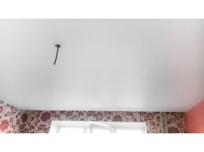 Бесшовный сатиновый натяжной потолок в гостиную 18,2 м2