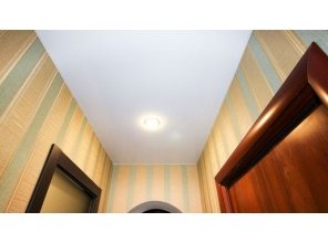 Бесшовный глянцевый натяжной потолок в коридор 3,2 м2
