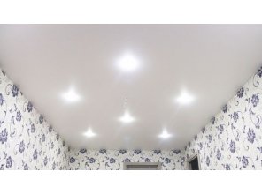 Бесшовный матовый натяжной потолок в гостиную 17,4 м2