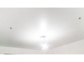 Бесшовный сатиновый натяжной потолок на кухню 14 м2