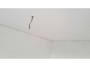 Бесшовный сатиновый натяжной потолок в спальне 13,5 м2