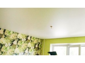 Бесшовный матовый натяжной потолок в спальню 10,3 м2