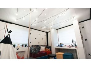 Бесшовный глянцевый натяжной потолок в детскую 17,7 м2