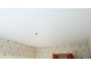 Бесшовный сатиновый натяжной потолок в спальне 11,3 м2