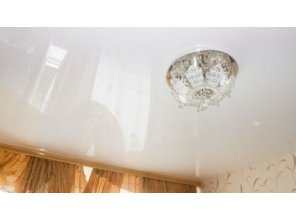 Бесшовный глянцевый натяжной потолок на кухню 17,7 м2