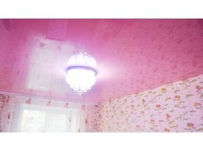 Бесшовный глянцевый натяжной потолок в детскую 12,9 м2