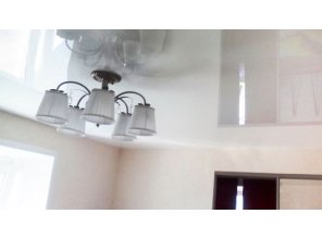 Бесшовный глянцевый натяжной потолок в гостиную 11,3 м2