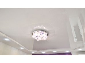 Бесшовный глянцевый натяжной потолок на кухню 12,9 м2