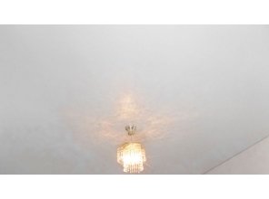 Бесшовный сатиновый натяжной потолок в спальне 11,3 м2