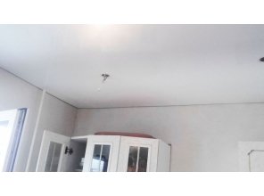 Бесшовный глянцевый натяжной потолок на кухню 12,2 м2