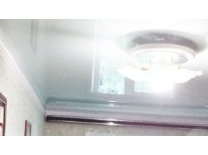 Бесшовный глянцевый натяжной потолок в спальню 10,4 м2