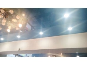 Бесшовный глянцевый натяжной потолок в офис 37,6 м2