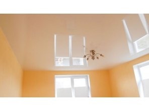 Бесшовный глянцевый натяжной потолок в гостиную 18 м2