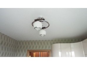 Бесшовный матовый натяжной потолок на кухню 8,9 м2