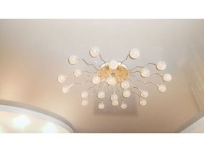 Двухуровневый глянцевый натяжной потолок для зала 17,6 м2