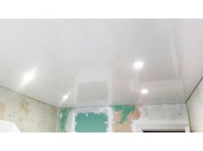 Бесшовный глянцевый натяжной потолок на кухню 10,6 м2