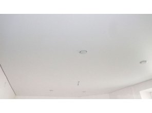 Бесшовный матовый натяжной потолок в спальню 13,9 м2