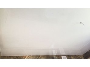 Бесшовный глянцевый натяжной потолок в ванную комнату 10,8 м2