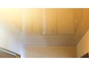 Бесшовный глянцевый натяжной потолок в прихожую 3,9 м2